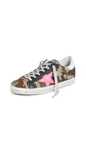 Camo sneakers with pink star